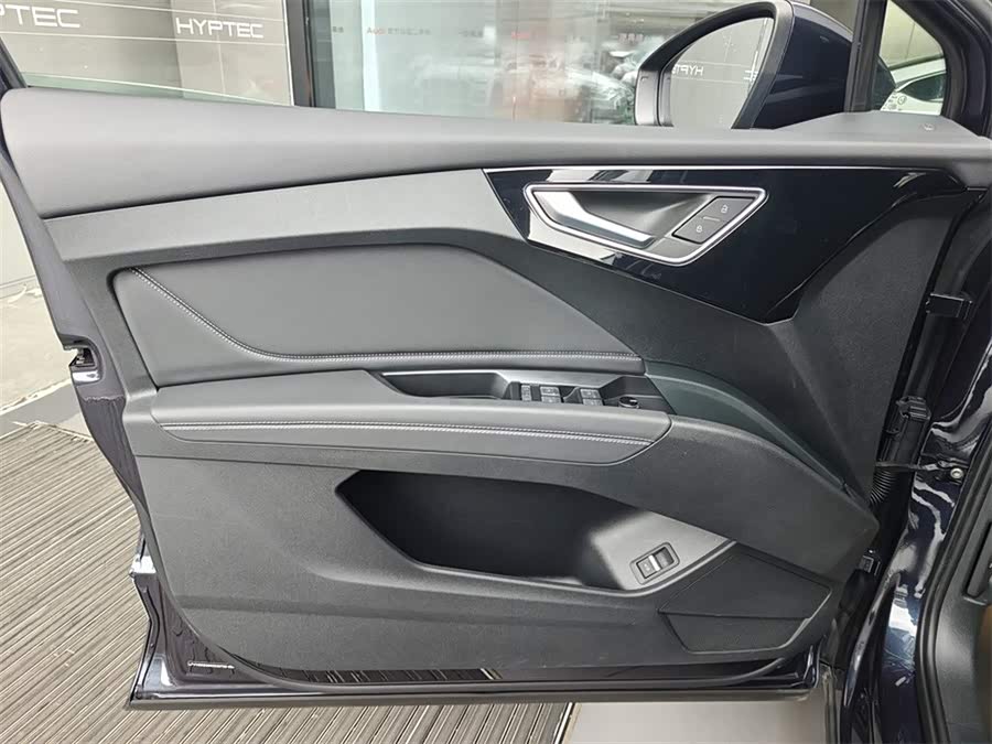 Audi Q4 e-tron 2024 صورة سيارة #15