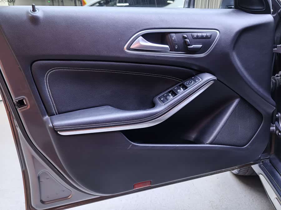 Mercedes-Benz GLA Class 2015 car image #15