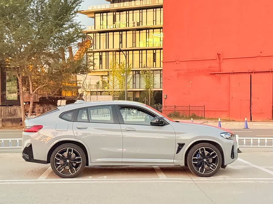 BMW X4 M40i 2024 car image #15