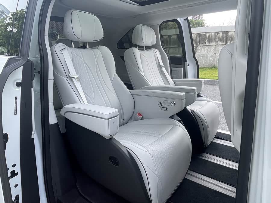 Xpeng X9 2024 صورة سيارة #15