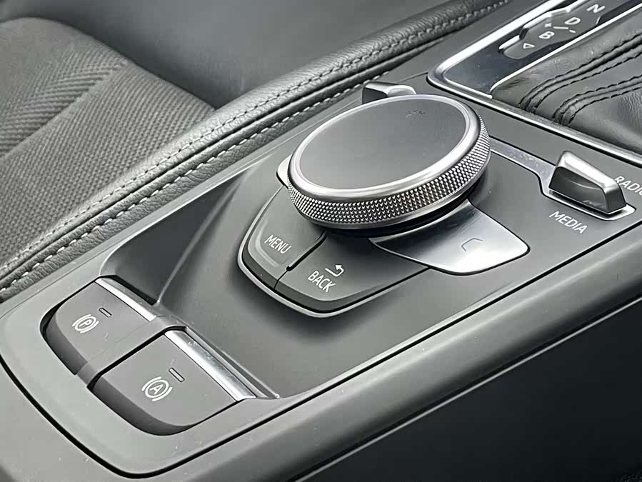 Audi Q2L e-tron 2020 صورة سيارة #15