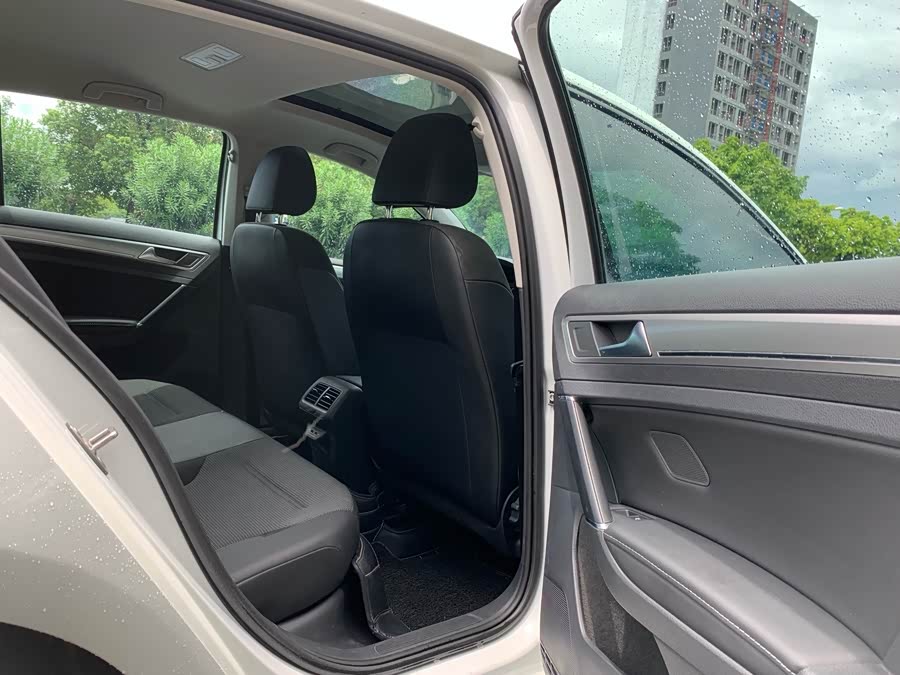 Volkswagen Golf 2019 car image #15