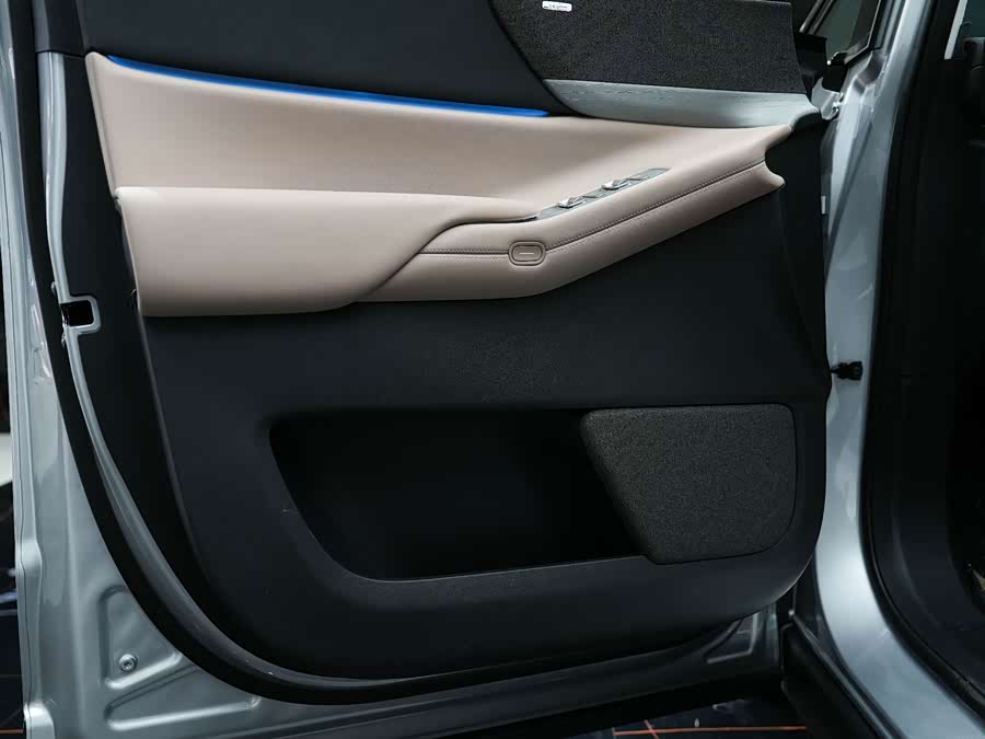 Xpeng X9 2025 صورة سيارة #15