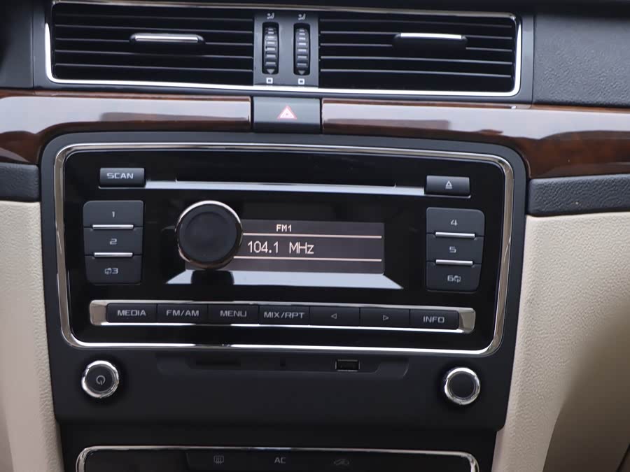 Skoda Superb 2015 car image #15