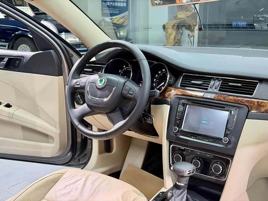 Skoda Superb 2012 car image #15