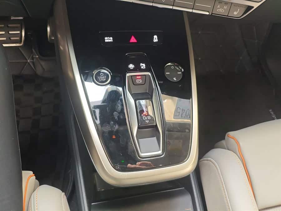 Audi Q5 e-tron 2023 #15 Audi Q5 e-tron 2023 صورة سيارة #15