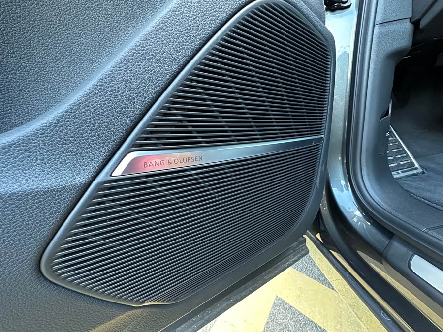 Audi SQ7 2024 car image #15