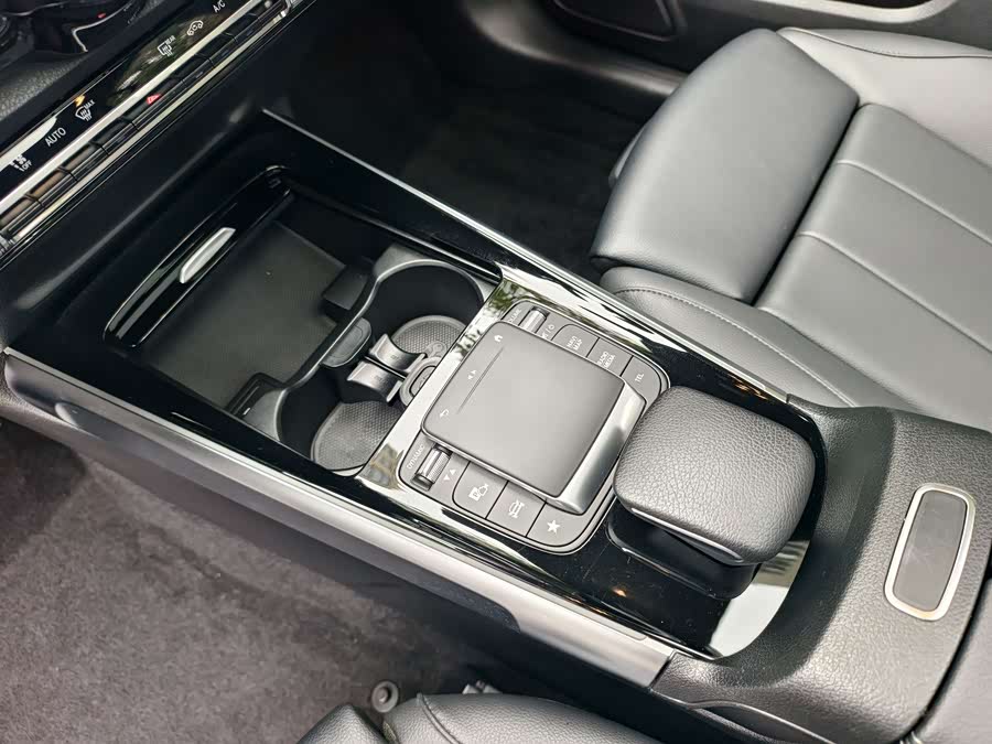 Mercedes-Benz GLB Class 2023 car image #15