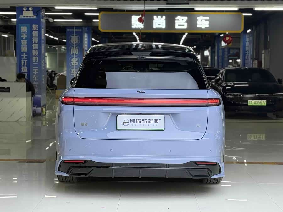 Li i8 2025 image de voiture #15