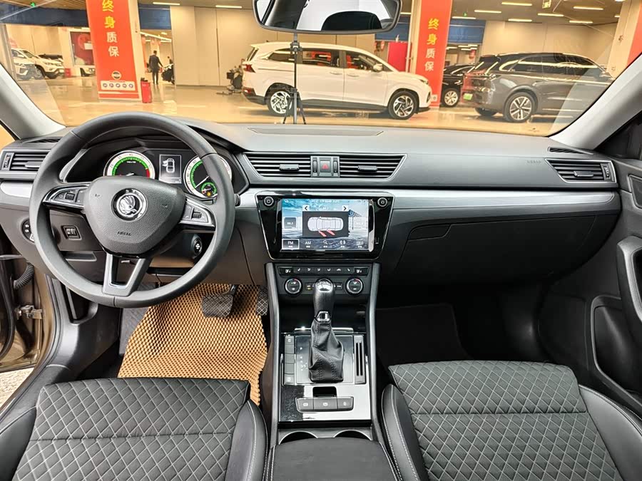 Skoda Superb 2018 car image #15