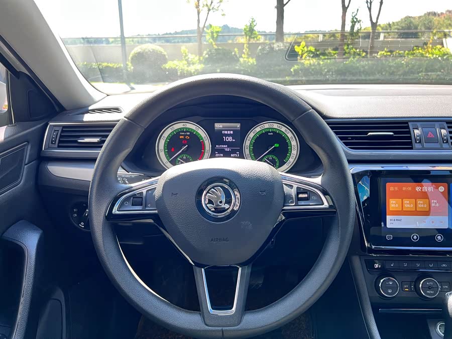 Skoda Superb 2019 car image #15