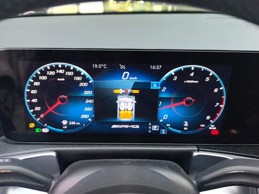 Mercedes-Benz GLB AMG 2023 imagen de coche #15