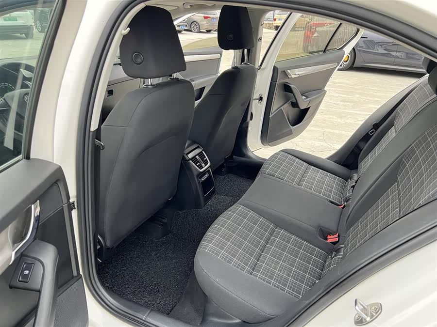 Skoda Octavia 2018 car image #15