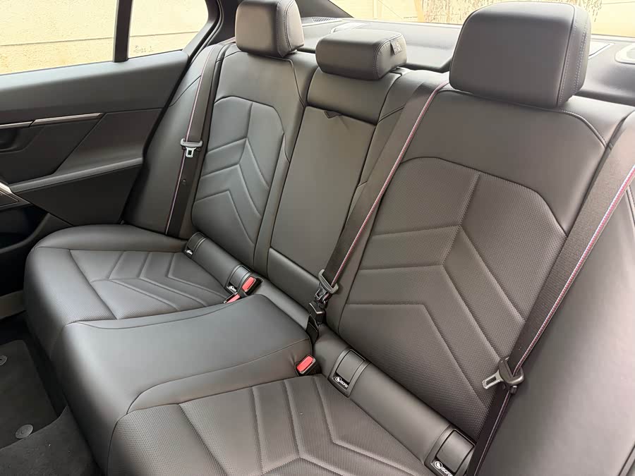 BMW i5 M60 2024 car image #15