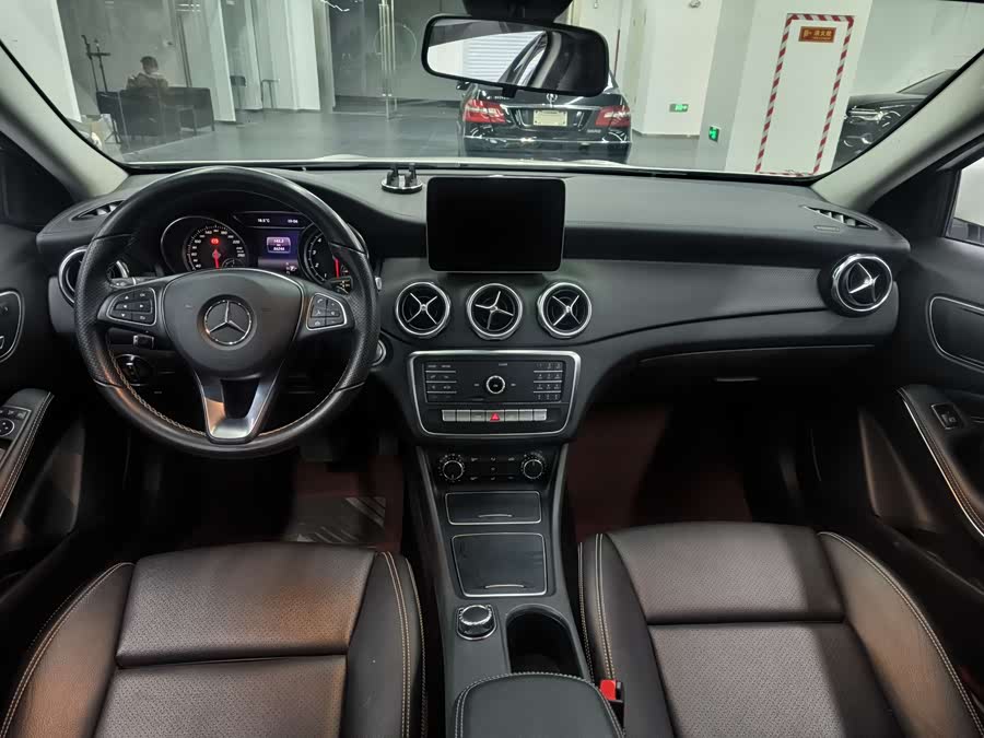 Mercedes-Benz GLA Class 2018 car image #15