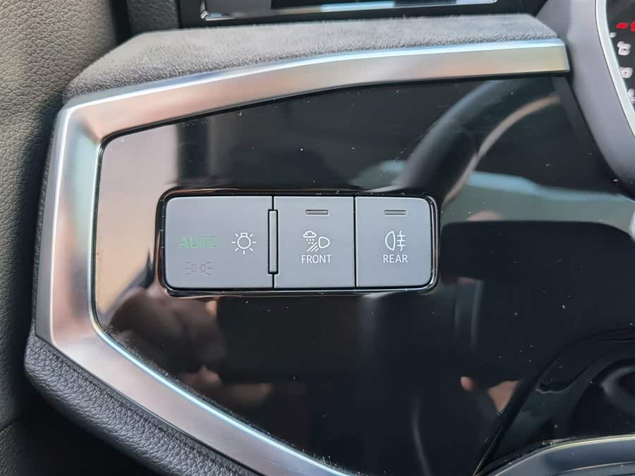 Audi Q3 2020 car image #15