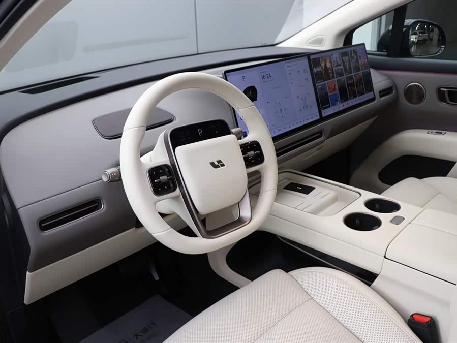 Li i8 2025 image de voiture #15