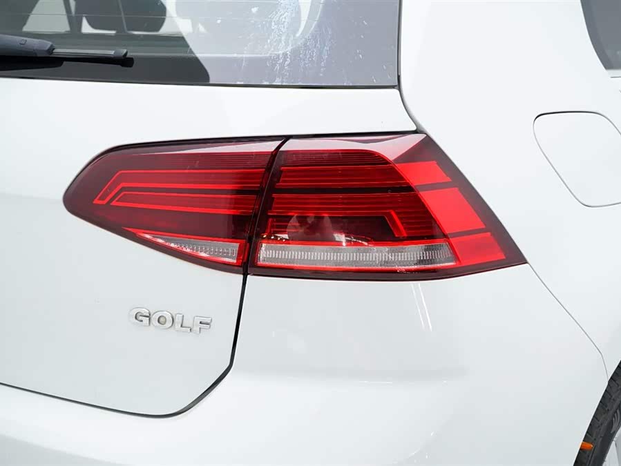 Volkswagen Golf 2018 car image #15