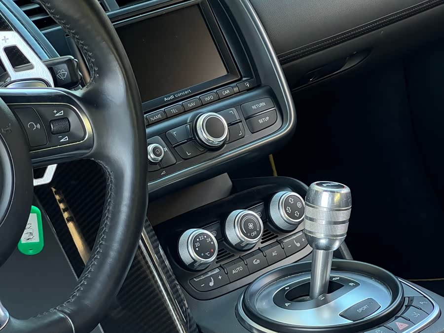 Audi R8 2012 car image #15