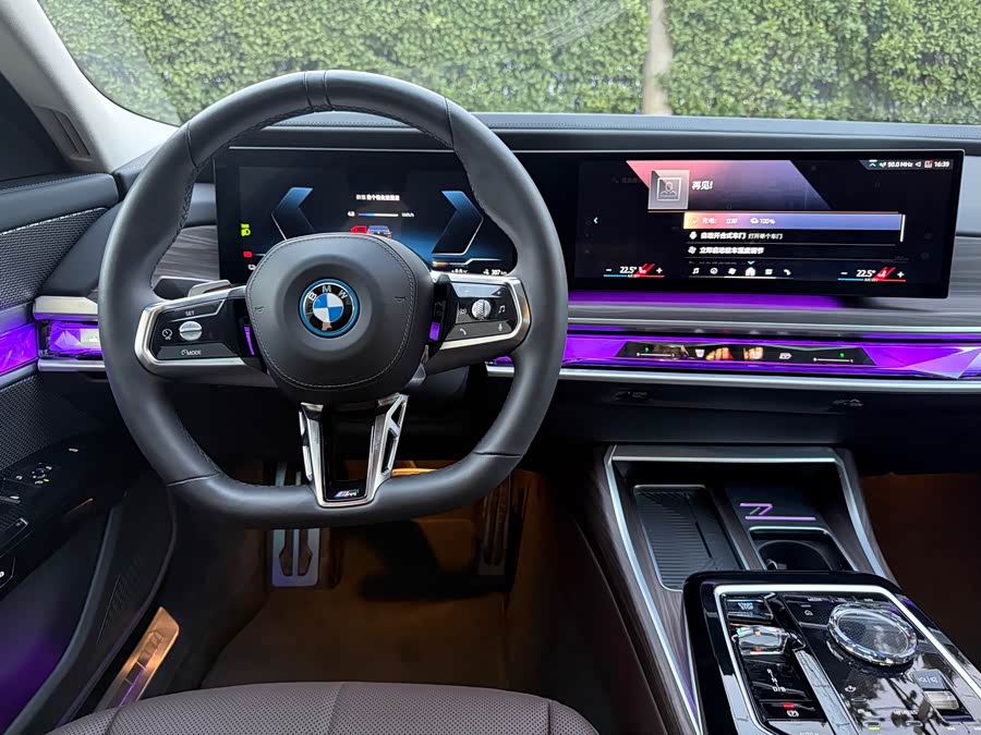 BMW i7 2024 car image #15