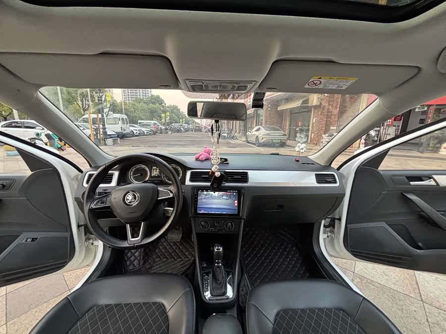 Skoda Rapid 2018 imagen de coche #15