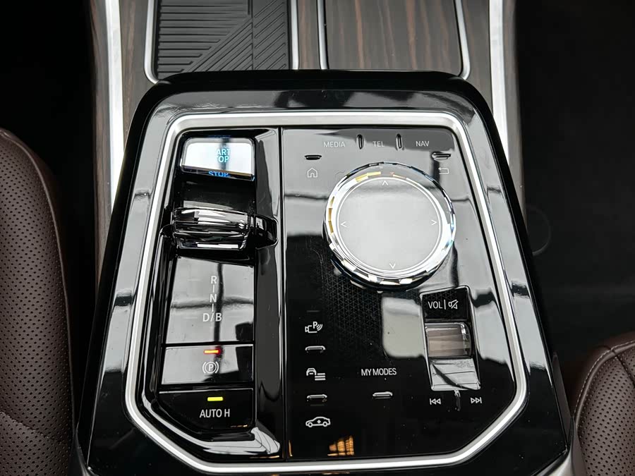 BMW i7 2023 صورة سيارة #15