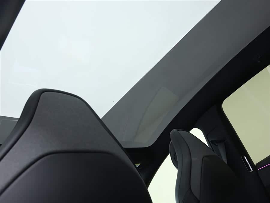 Tesla Model Y L 2025 immagine di auto #15