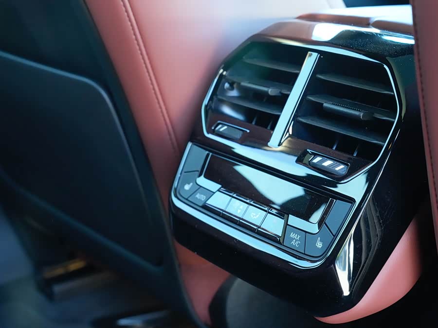 BMW iX M60 2024 car image #15