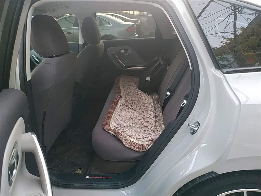 零跑汽车 零跑B01 2025 汽车图片 #15