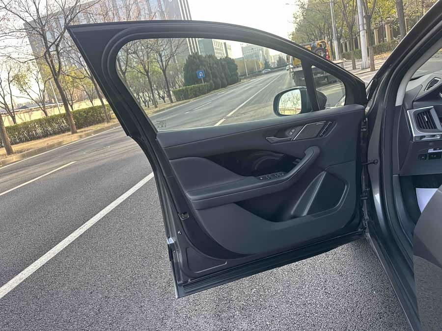 2018 car image #15