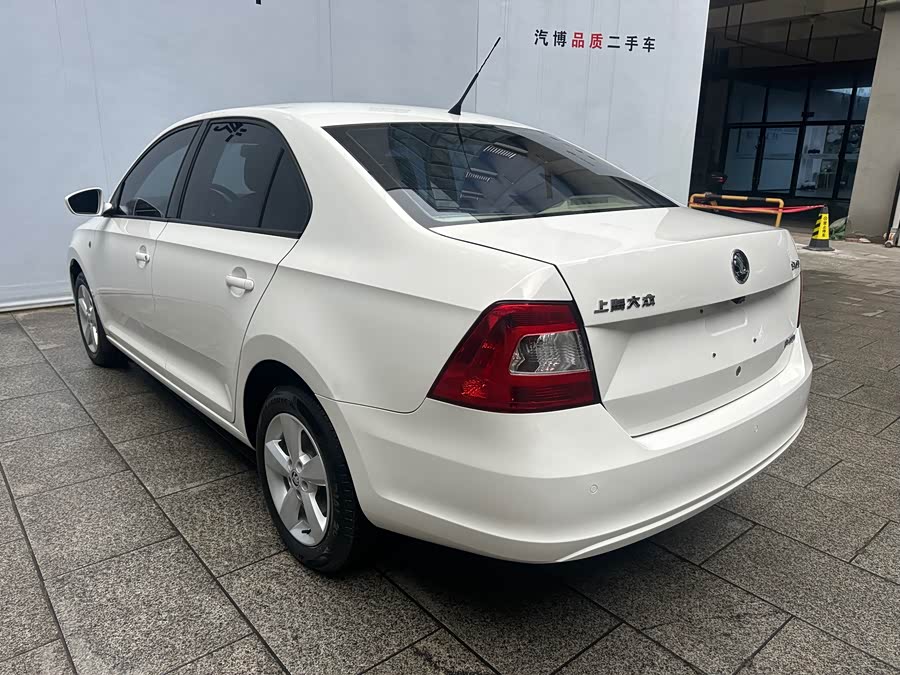 Skoda Rapid 2015 imagen de coche #15