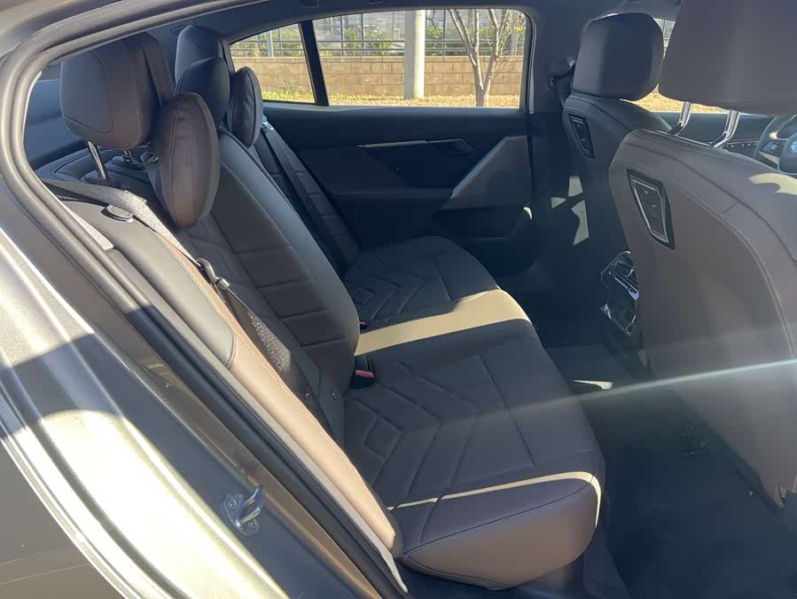 BMW i5 2024 car image #15