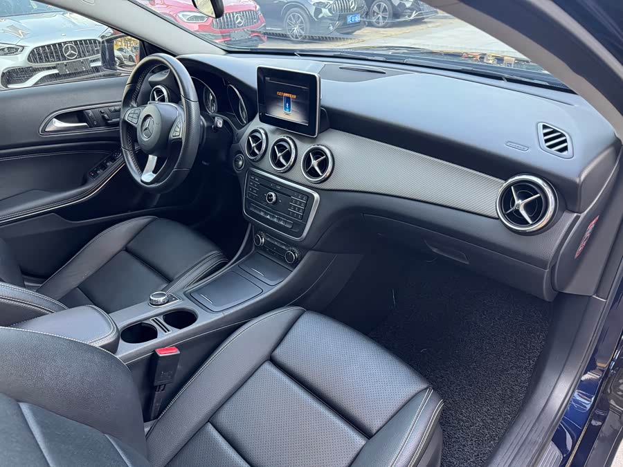 Mercedes-Benz GLA Class 2017 immagine di auto #15