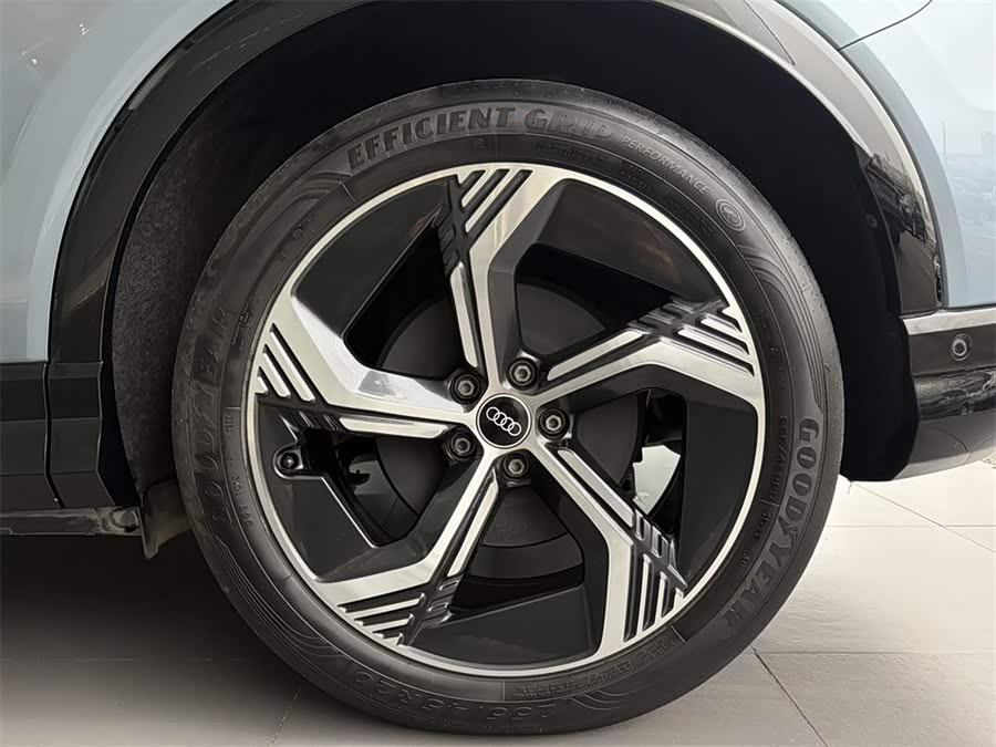 Audi Q4 e-tron 2023 صورة سيارة #15