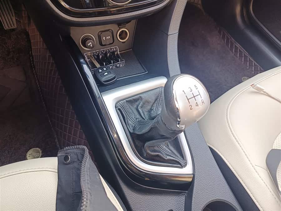 Changan Alsvin V7 2015 car image #15