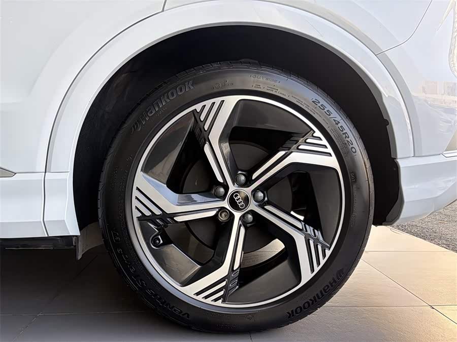 Audi Q4 e-tron 2024 immagine di auto #15