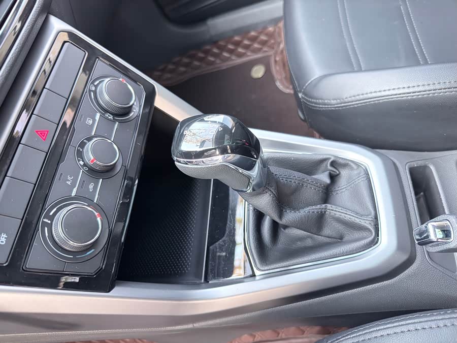 Volkswagen T-Cross 2020 car image #15