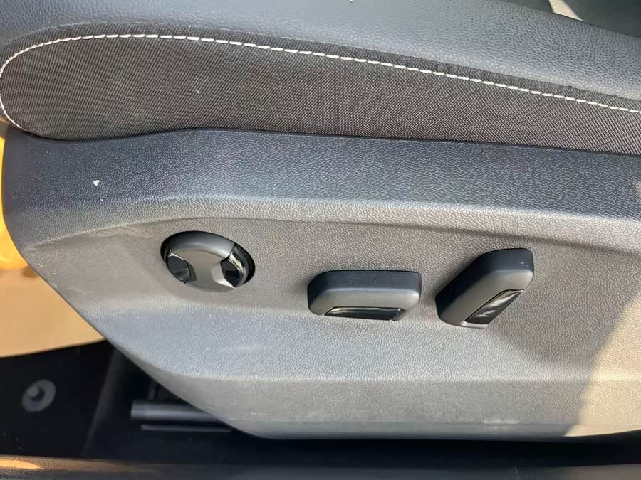 Volkswagen T-Roc 2023 car image #15