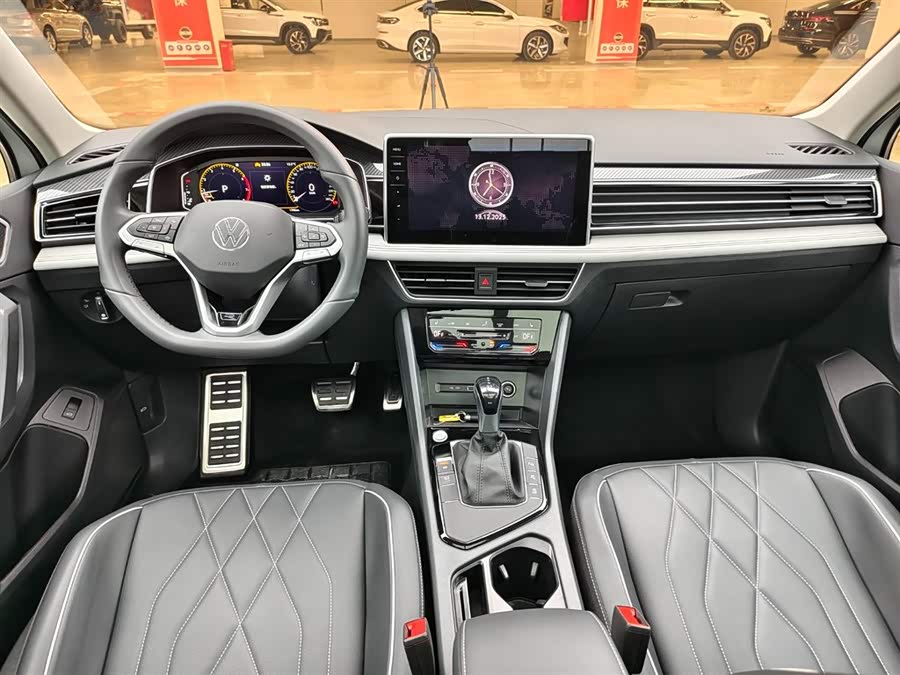 Volkswagen Tiguan L 2024 car image #15