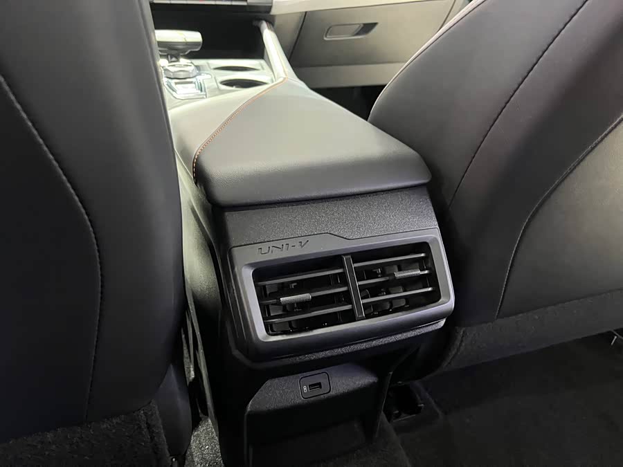 Changan UNI-V iDD 2024 car image #15