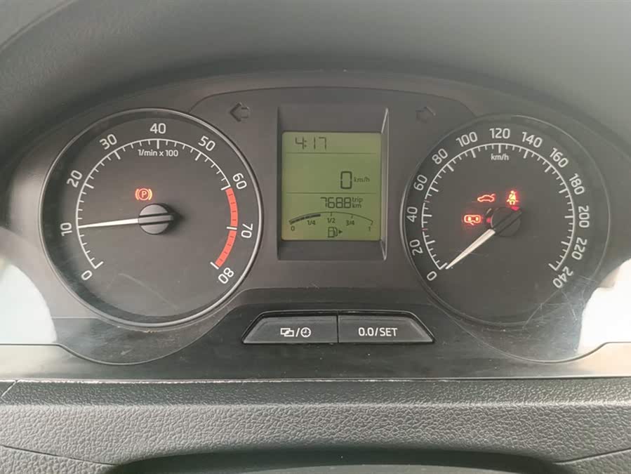 Skoda Rapid 2015 car image #15