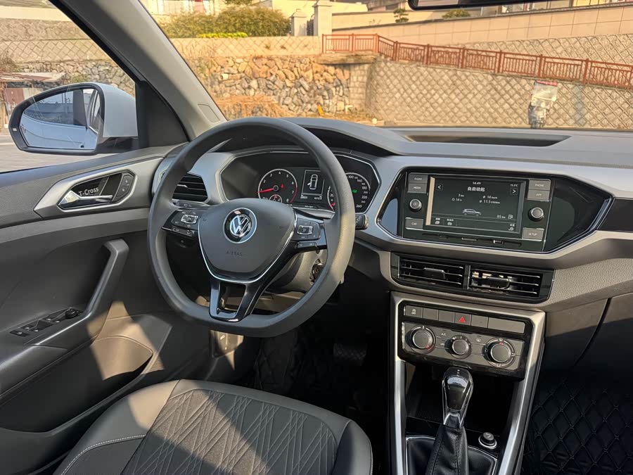 Volkswagen T-Cross 2019 #15 Volkswagen T-Cross 2019 car image #15