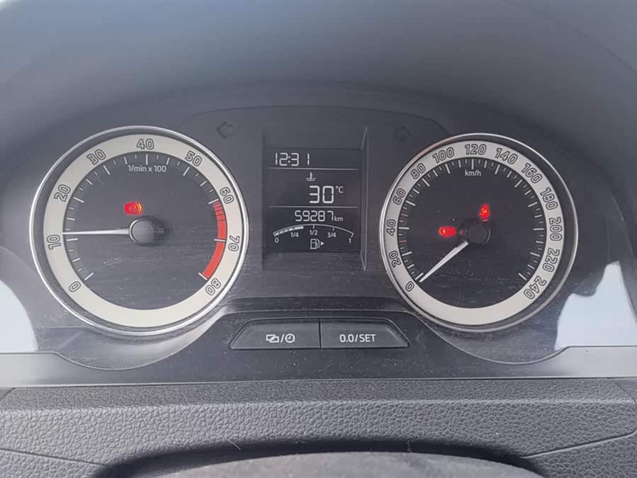 Skoda Rapid 2018 car image #15