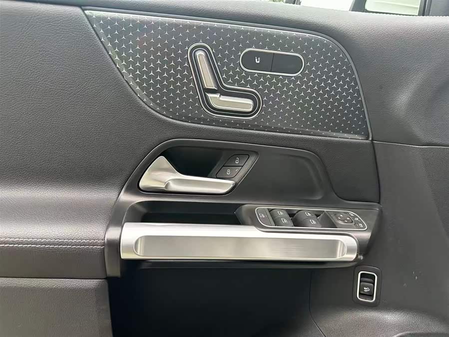 Mercedes-Benz GLB Class 2024 car image #15