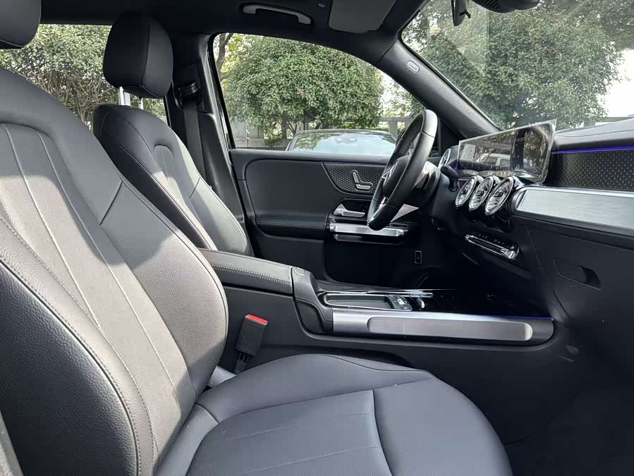 Mercedes-Benz GLB Class 2025 immagine di auto #15