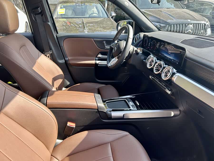 Mercedes-Benz GLB Class 2025 car image #15