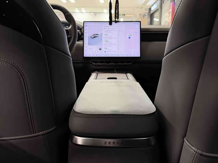 Zeekr 7X 2024 car image #15