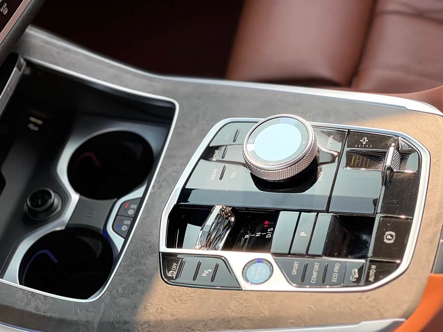 BMW X7 2024 car image #15