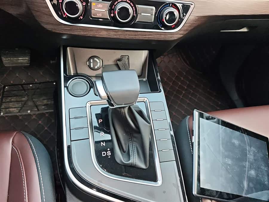 Forthing T5 2022 immagine di auto #15