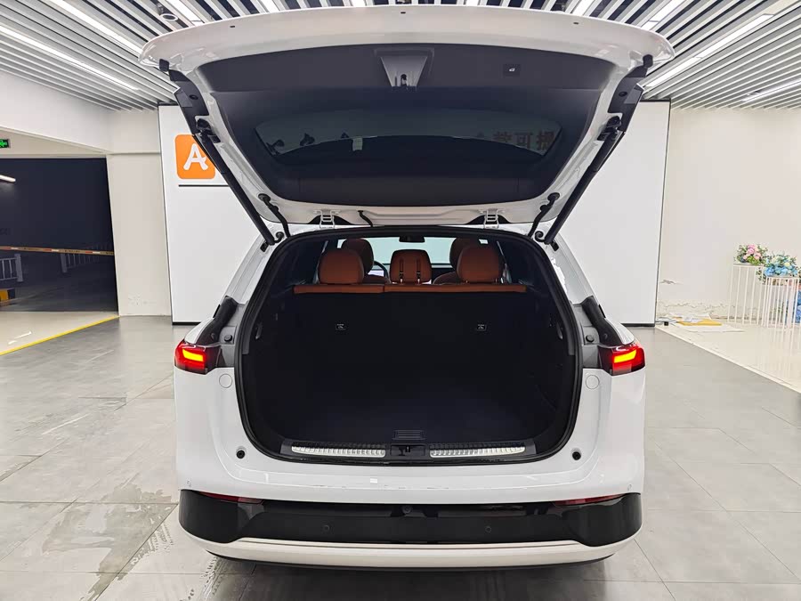 Xpeng G9 2025 صورة سيارة #15